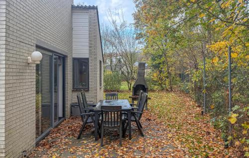 Κήπος έξω από το Three Bedroom Nice Home In Hoeven