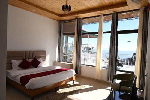 Ένα ή περισσότερα κρεβάτια σε δωμάτιο στο Hotel Kasauli Peak View - Family and Group Stay Apartments