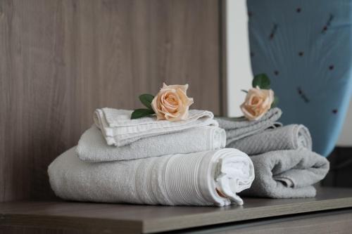 a stack of towels on a shelf in a bathroom at Casa Laura - Home and Relax Malpensa in Lonate Pozzolo