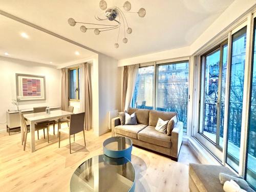 Luxury Paris Apt, Eiffel View, Golden Triangle
