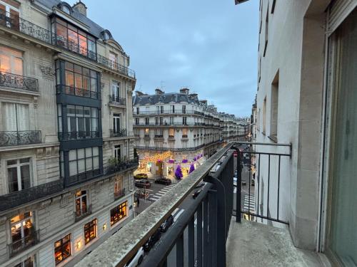 Luxury Paris Apt, Eiffel View, Golden Triangle