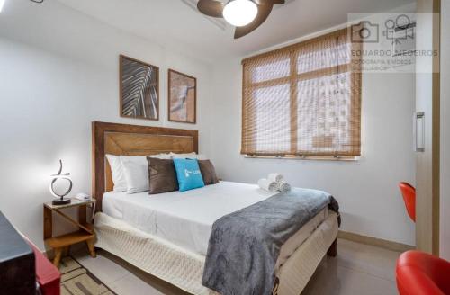 ein Schlafzimmer mit einem Bett und einem Fenster in der Unterkunft Studio Centro - 7 Copas in Rio de Janeiro