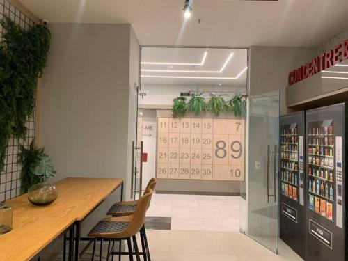 ein Geschäft mit zwei Stühlen und einer Theke in einem Zimmer in der Unterkunft Studio Centro - 7 Copas in Rio de Janeiro