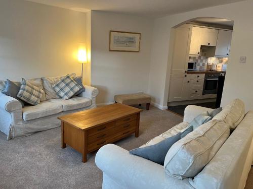 een woonkamer met twee banken en een salontafel bij Kingsbarns Apartment in Kingsbarns