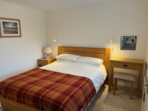 een hotelkamer met een bed en een bureau bij Kingsbarns Apartment in Kingsbarns
