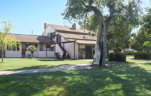 una estatua delante de una casa con un árbol en Villino Celeste, en Bagno Roselle