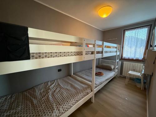 เตียงในห้องที่ Attico del Sole sulle piste da sci - Box privato