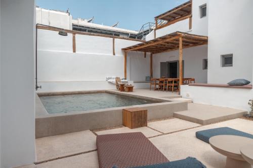 Siora of Paros - Ammiralis & Castelis photo 3