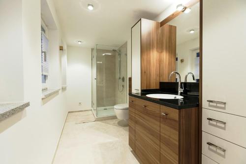 Maximilian Apartments Lindau في لينداو: حمام مع حوض ومرحاض ودش