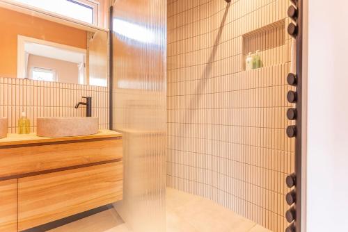 een badkamer met een wastafel en een douche bij The Deck House - St Monans in Saint Monance