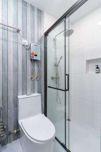 un bagno con wc e doccia in vetro di Sunway Ukulhas a Ukulhas