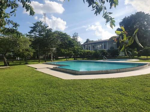uma piscina num parque com um edifício em Tabbowa Lake Resort em Nikawatawana