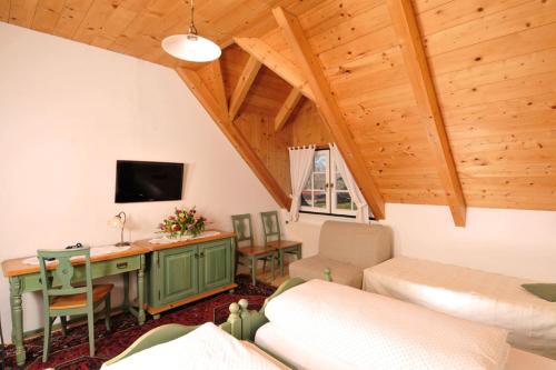 a bedroom with a desk and a computer in a room at Stoffbauer GmbH in Graz