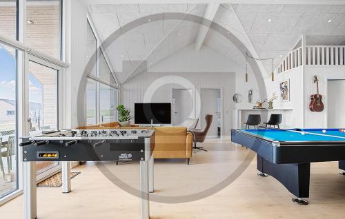 sala de estar con 2 mesas de billar y sofá en Amazing Home In Idestrup With Sauna, en Stovby