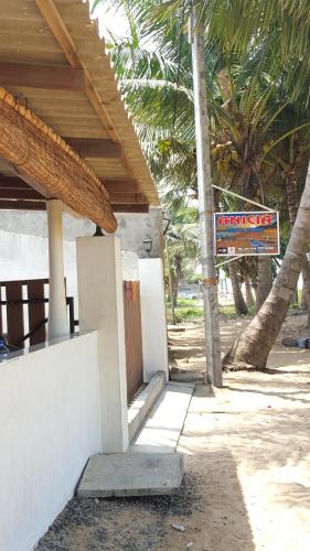 Bangunan di mana terletaknya rumah tamu ini