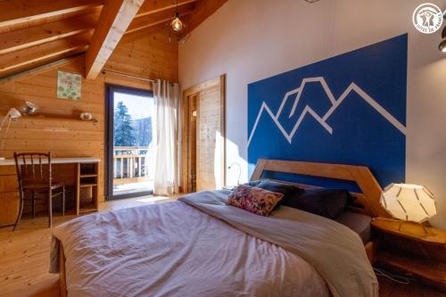 ラ・フェクラにあるLe chalet du lysの青い壁の大きなベッドのある寝室