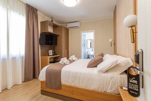 une chambre avec un grand lit dans une pièce dans l'établissement Guest House Aura - Lumys Fiumicino, à Fiumicino