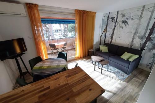 Χώρος καθιστικού στο Lovely studio in the city center near the beach