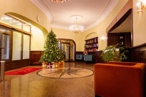 イェルガヴァにあるホテル エルガワのロビーの真ん中にあるクリスマスツリー