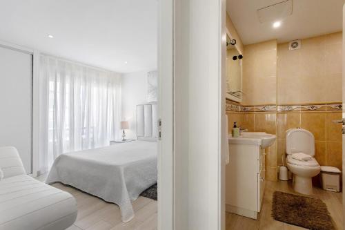 een slaapkamer met een bed, een wastafel en een toilet bij Natalina T1 in Pederneira