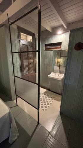 a room with a glass door leading to a bathroom at A la Gurda Hostel - Barrio Sur in San Miguel de Tucumán