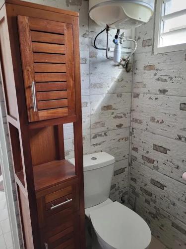 Ένα μπάνιο στο Appartement lumineux avec terrasse à Les Trois-Îlets