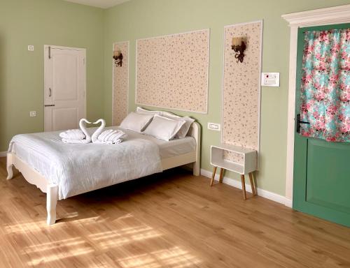 una camera da letto con un letto con due asciugamani sopra di Deliana s Homestay a Dithur