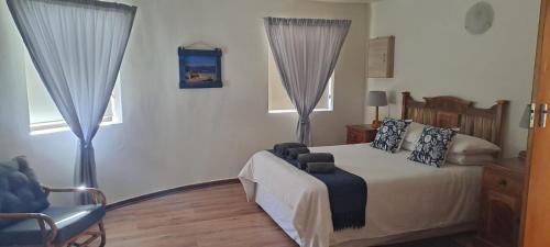 Ένα ή περισσότερα κρεβάτια σε δωμάτιο στο Outeniqua Strandwoonstel