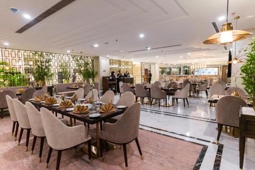En restaurant eller et andet spisested på Faletti's Boutique Multan by The Windsor Group