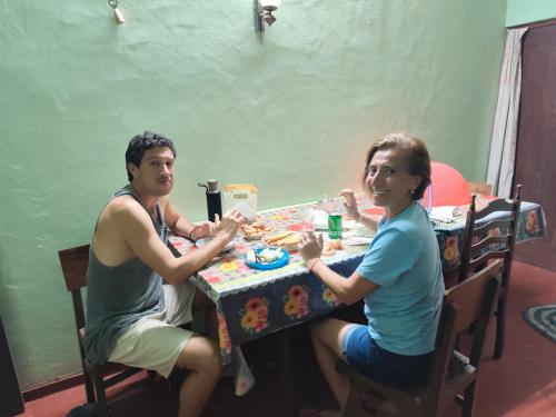 Ein Mann und eine Frau sitzen an einem Tisch in der Unterkunft Villa iSoNet in Weligama