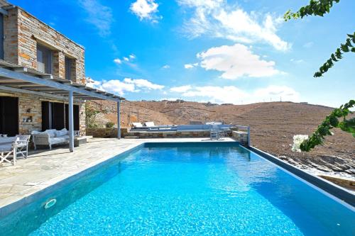 Bazén v ubytování Waterfront villa "Afros" with a pool, direct access to the sea and a small beach nebo v jeho okolí