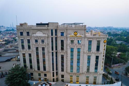 Faletti's Boutique Multan by The Windsor Group في ملتان: مبنى كبير فوقه ساعة