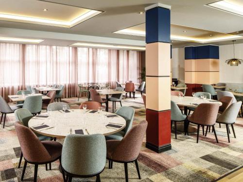 ein großes Esszimmer mit Tischen und Stühlen in der Unterkunft ibis Styles Bournemouth in Bournemouth