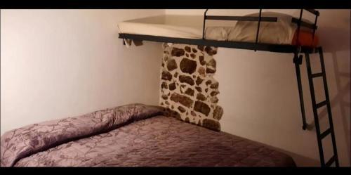a bunk bed in a room with a bedutenewayangering at Civico 67 in Alghero