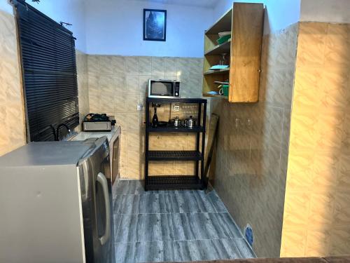 Η κουζίνα ή μικρή κουζίνα στο Jet Apartment Magodo GRA Phase II Shangisha