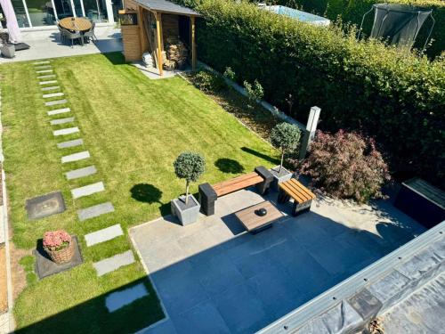 an aerial view of a garden with a bench and sidx sidx sidx sidx at B&B Wellness Garden in Herzele