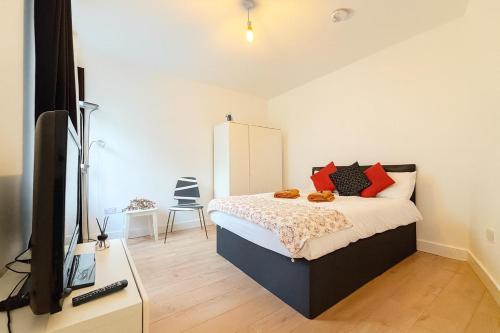 a bedroom with a bed and a flat screen tv at 1 Bedroom Apartment By The River in High Wycombe