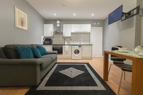 a living room with a couch and a kitchen at 1 Bedroom Apartment By The River in High Wycombe