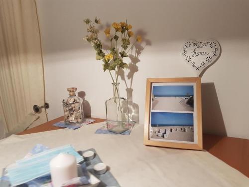 una foto di una foto di una spiaggia con fiori di Mien Dröm, Wohnung 1 a Baltrum