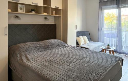 En eller flere senge i et værelse på Lovely Apartment In Vir With Wifi