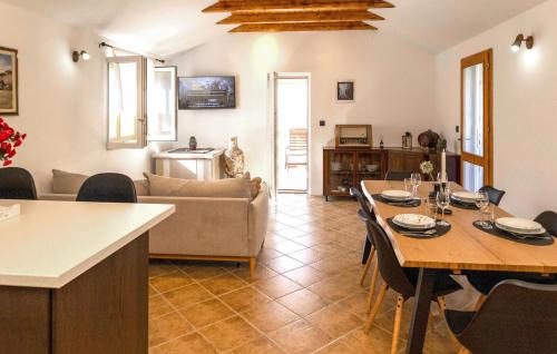 Beautiful Home In Supetar With Wifi