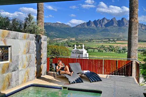 Nespecifikovaný výhled na hory nebo výhled na hory při pohledu z penzionu