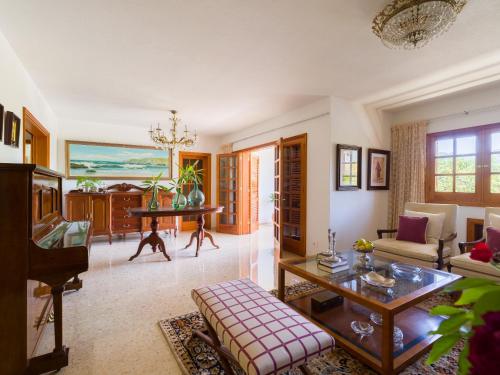 ein Wohnzimmer mit Sofa und Tisch in der Unterkunft Pension Casa Esperanza in Teror