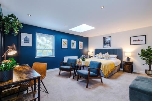 Postel nebo postele na pokoji v ubytování Riverside Studios in the Centre of Chester