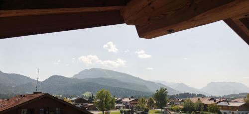 Blick auf eine Bergkette von einem Dorf aus in der Unterkunft Gästehaus am Hauchen - Adults only in Reit im Winkl