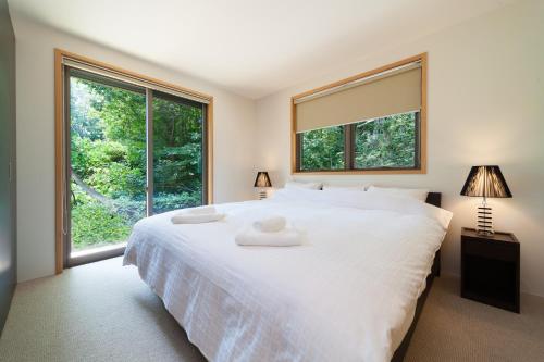 En eller flere senge i et værelse på Solar Chalets by HHG