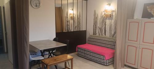 Confort & Calme في سانت جيل كروا دي فيي: غرفة صغيرة مع مقعد وطاولة