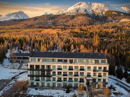 Cảnh núi rừng hoặc tầm nhìn ra núi từ căn hộ