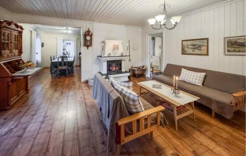 una sala de estar con un sofá y una mesa en Nice Home In Braskereidfoss With Wifi, en Skårå