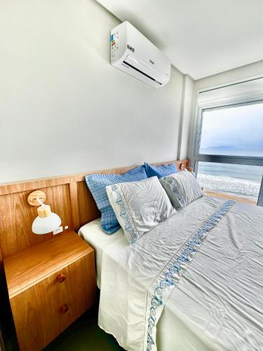 Ένα ή περισσότερα κρεβάτια σε δωμάτιο στο Cobertura frente mar - Nova, primeiro Aluguel!